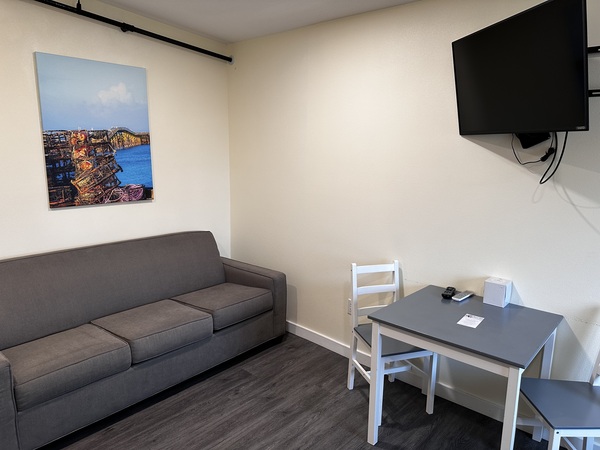 One Bedroom Queen Suite Photo 6